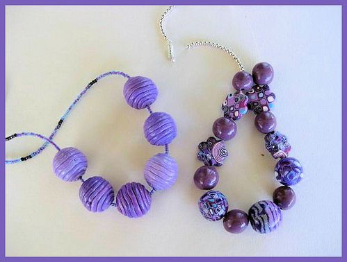 deux colliers violet
