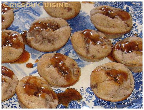 biscuits aux noix avec coulis de caramel au beurre salé