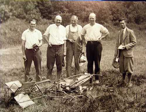 Goddard and Team with wreckage of succesful flight 31818452