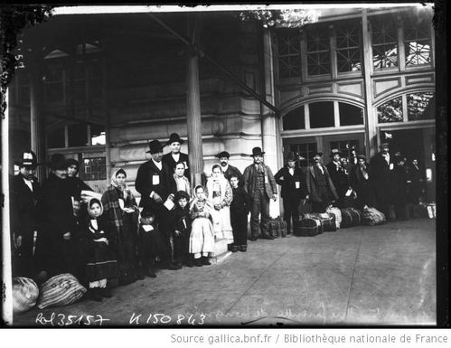 Emigrants--sur-Ellis-Island---une-famille-de-hongrois.jpg