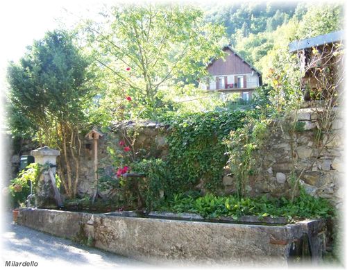 miolans-2-VIEUX-BOURG--fontaine-lavoir.jpg