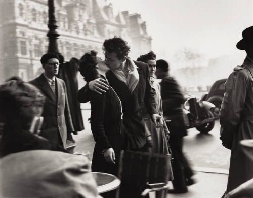 Robert_Doisneau_Le_Baiser_de_lHotel_de_Ville_Kiss_at_the_Hotel_de__25_313.jpg