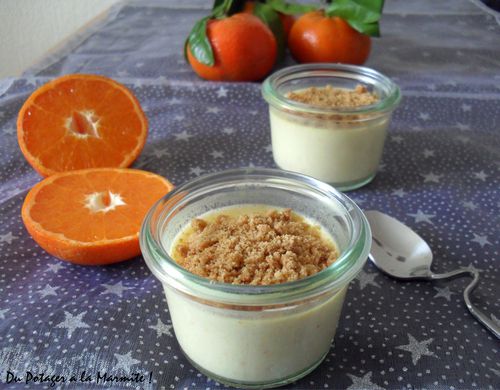 mandarine panna cotta décoré avec kumquat et menthe dans une