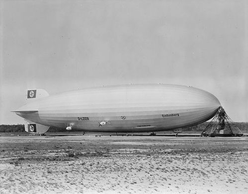 800px-Hindenburg_at_lakehurst.jpg