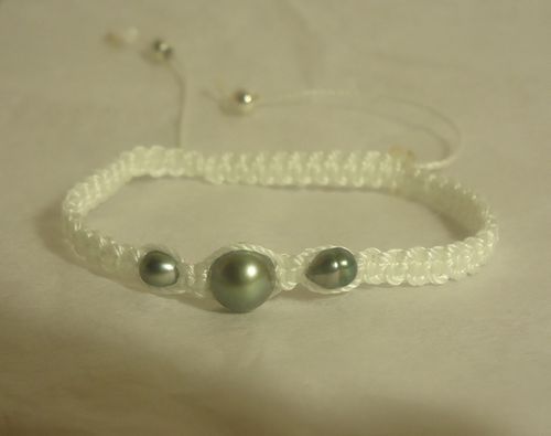 Bracelet Shambalha blanc avec une perle de Tahiti et deux keishis.