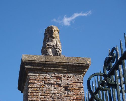 St-Elix-sphinx-du-portail.jpg