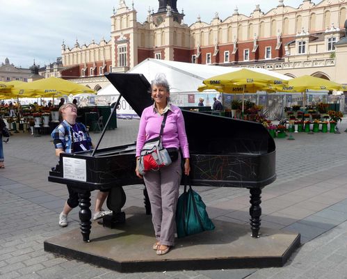 P1070490-vIRGINIE-AU-PIANO-bis.jpg