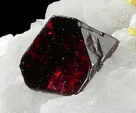 Spinel-Calcite-258747.jpg