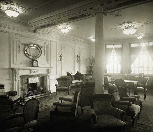 Titanic-s_reading_and_writing_room.jpg