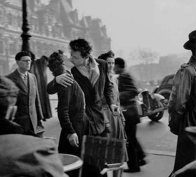 DOISNEAU-2399-Le-baiser-de-l-Hotel-de-Ville-PARIS-1950.jpg
