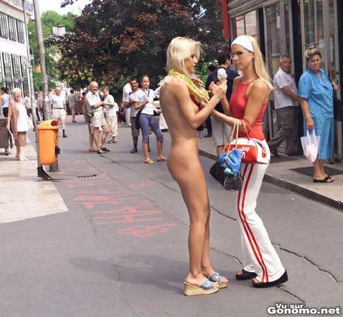 exhibitionniste-une-blonde-se-met-a-poil-en-pleine-rue-deva.jpg