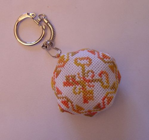didine-biscornu-clefs01.jpg
