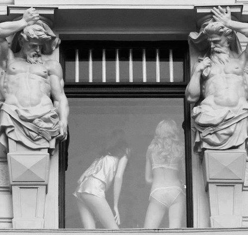 dieux-grecs-regardent-femmes.jpg
