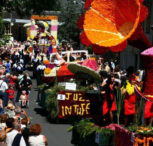 Corso fleuri pour clôturer fête des fleurs