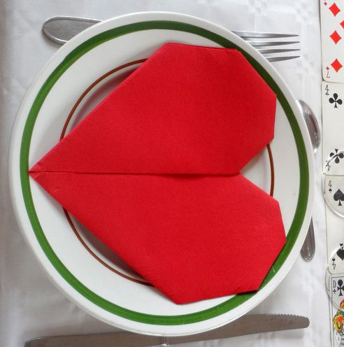 Déco de table pour 100 personnes avec des jeux de cartes (budget 20 euros)  - La serviette sur la table par Signé-Déco