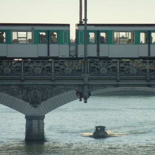 PARIS CARRE PONT METRO SEINE