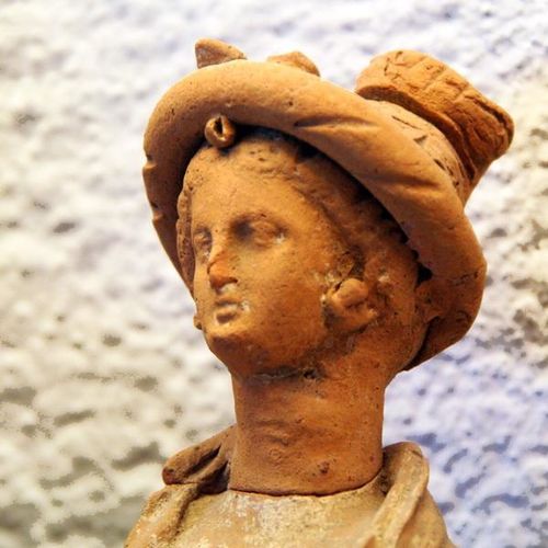 548g2 Paestum, statuette féminine en chapeau, fin 4e s. av