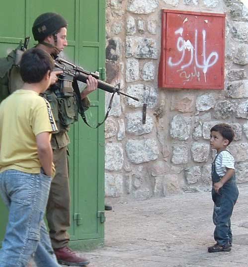 soldat_sioniste_braquant_enfant_Palestinien.jpg