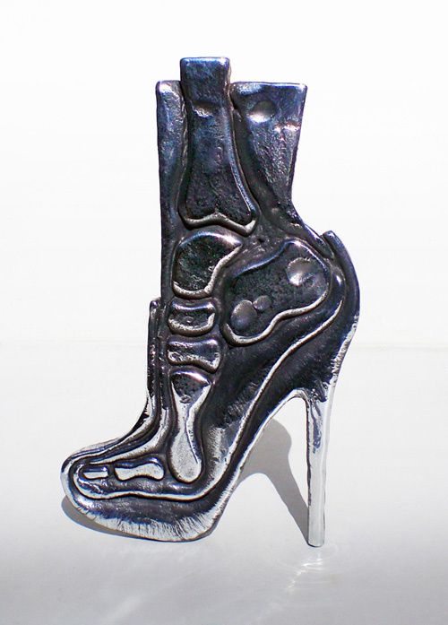 sculpture-pied-talon-haut-zinc