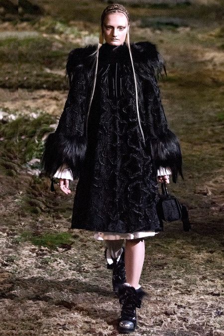 Paris-Fashion-Week-Femme-A.-H.2014-.Alexander-McQueen-00.JPG