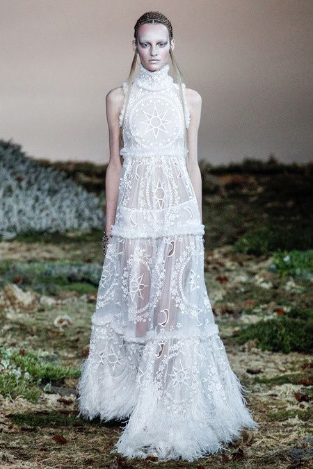 Paris-Fashion-Week-Femme-A.-H.2014-.Alexander-McQueen-03.JPG