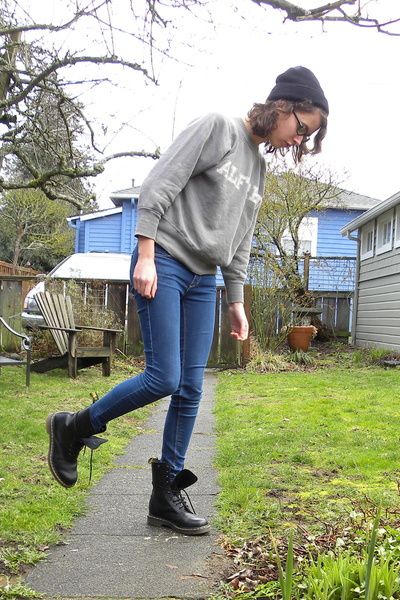 gray-vintage-top-blue-bdg-jeans-black-dr-martens-boots-blac