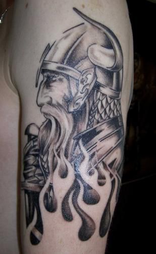 Shoulder Viking Tattoo Design 5. Pour finir, ce majestueux guerrier viking 