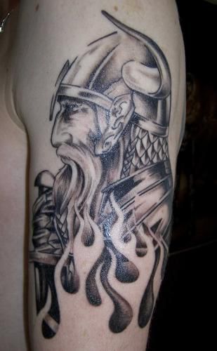 Shoulder Viking Tattoo Design 5. Pour finir, ce majestueux guerrier viking