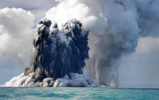 Volcanisme : un nouveau type éruptif ? Un_volcan_sous_marin_en_ruptio