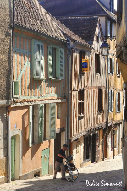 AUXERRE, Rue Médiévale