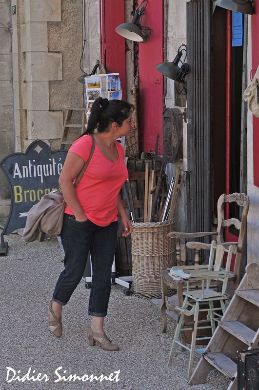 AUXERRE, devant un magasin d'antiquités