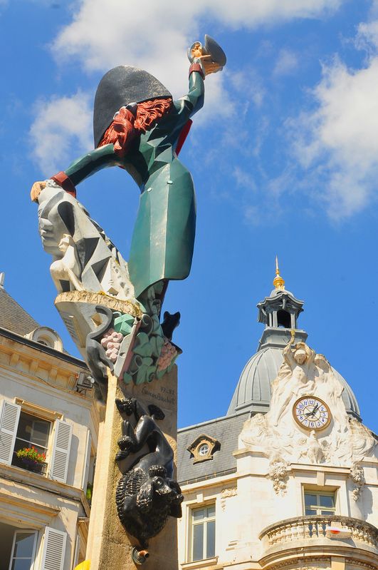 AUXERRE, la statue de Cadet Roussel