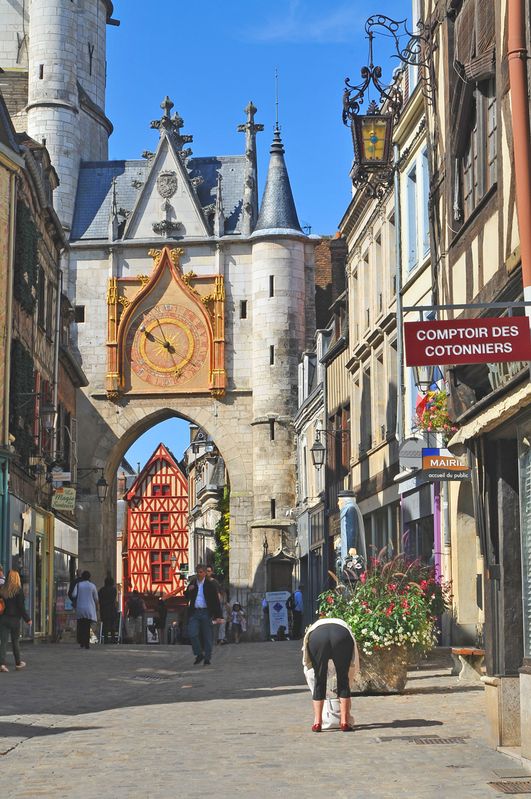 AUXERRE, rue de l'horloge-