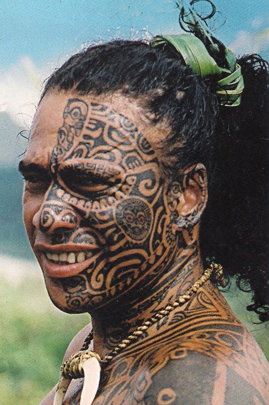 les tatouages maori. Polynésien tatouage intégral..? Tatouage visage polynésien