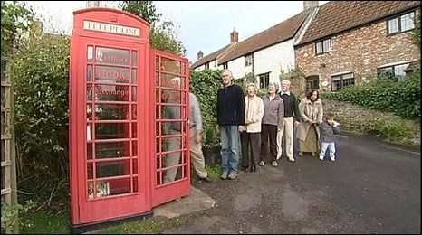 _46823229_phonebox_queue.jpg