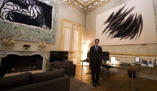 Aquilino-Morelle.-Une-plume-et-un-look article landscape pm