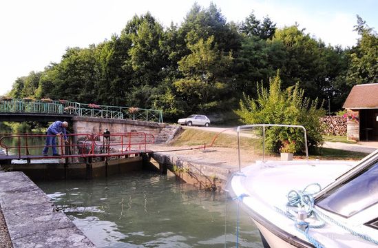 Canal-Bourgogne---Ecluse-105---20-c-gerardphotos-free.fr--.jpg