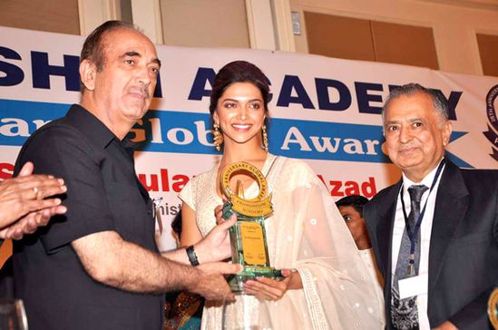 Deepika-Padukone-at-Priyadarshni-Academy-Awards-2012.jpg