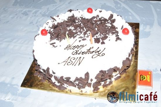 Asin-Thottumkal-Celebrates-27th-Birthday-on-the-se-copie-1.jpg