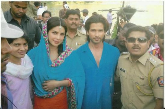 shahid-Kapoor---priyanlka-chopra-on-set-of-teri-me-copie-2.jpg