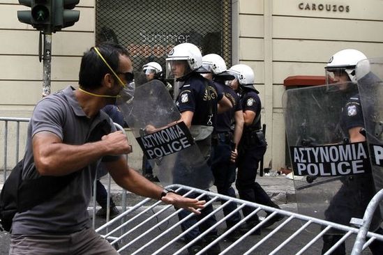 137757_affrontements-entre-policiers-et-manifestants-dans-l.jpg