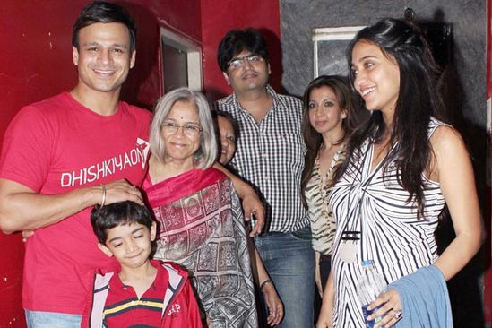 Vivek-Oberoi-with-family.jpg