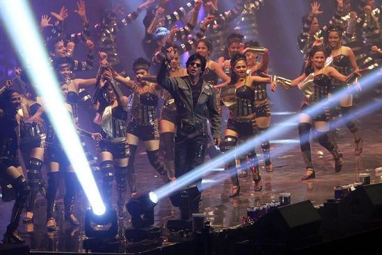 Shahrukh-Khan-at-a-Temptation-concert-2012-4.jpg