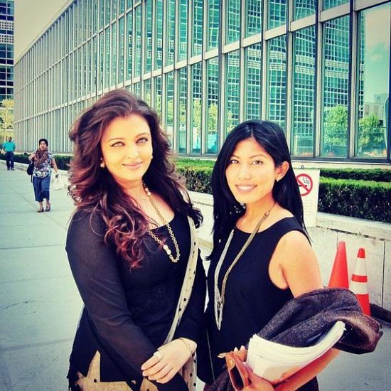 Aishwarya-Rai-Bachchan-spotted-with-fans-in-NY.jpg
