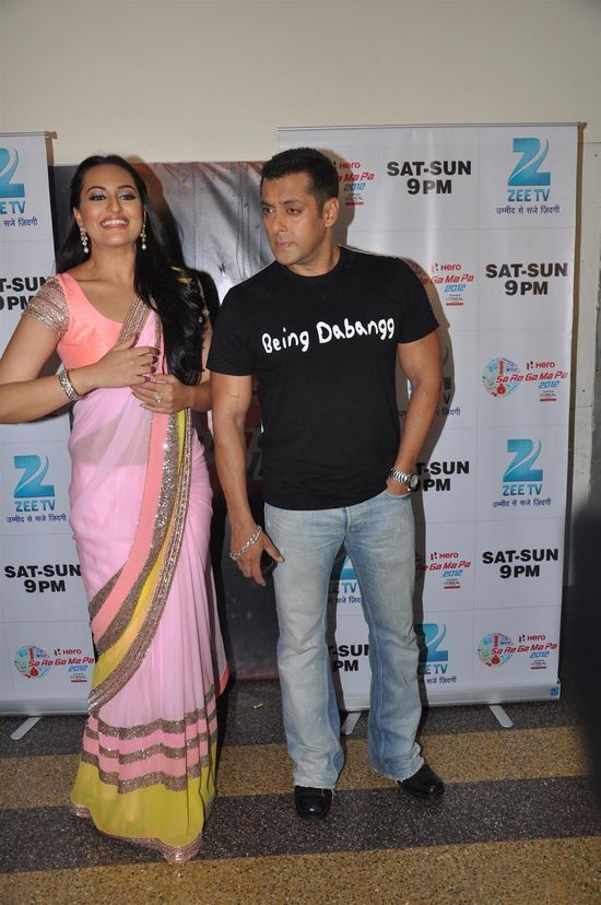 Sonakshi-Sinha-and-Salman-Khan-Promoting-Dabangg-2-2.jpg