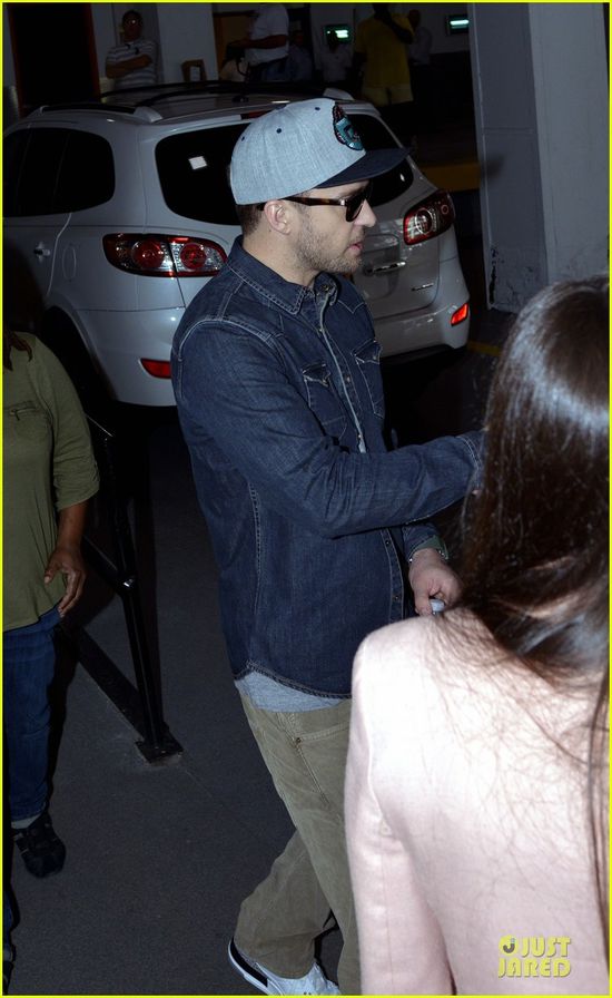 justin-timberlake-steps-out-after-defending-miley-cyrus-05.jpg