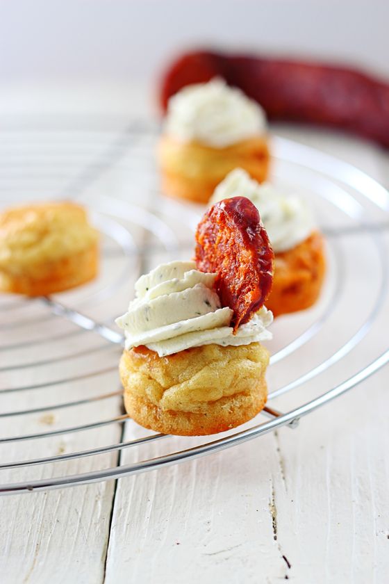 Cupcakes-au-chorizo-et-fromage-ail-et-fines-herbes-1.JPG