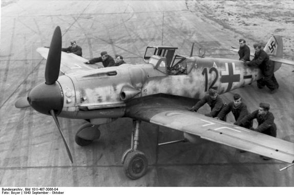 Bundesarchiv_Bild_101I-487-3066-04-_Flugzeug_Messerschmitt_.jpg