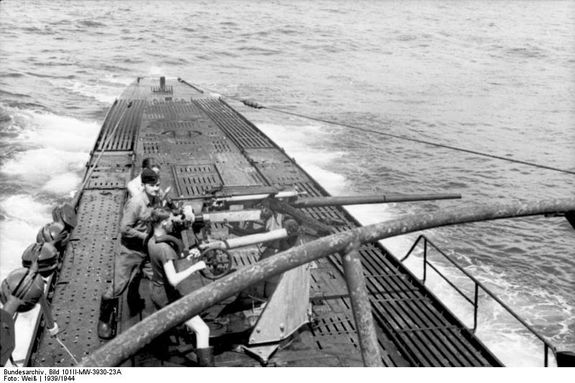 Bundesarchiv Bild 101II-MW-3930-23A, U-Boot U-103 in See