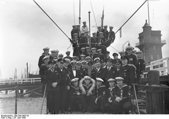 Bundesarchiv Bild 200-Ub0115, Kiel, Indienststellung U-45